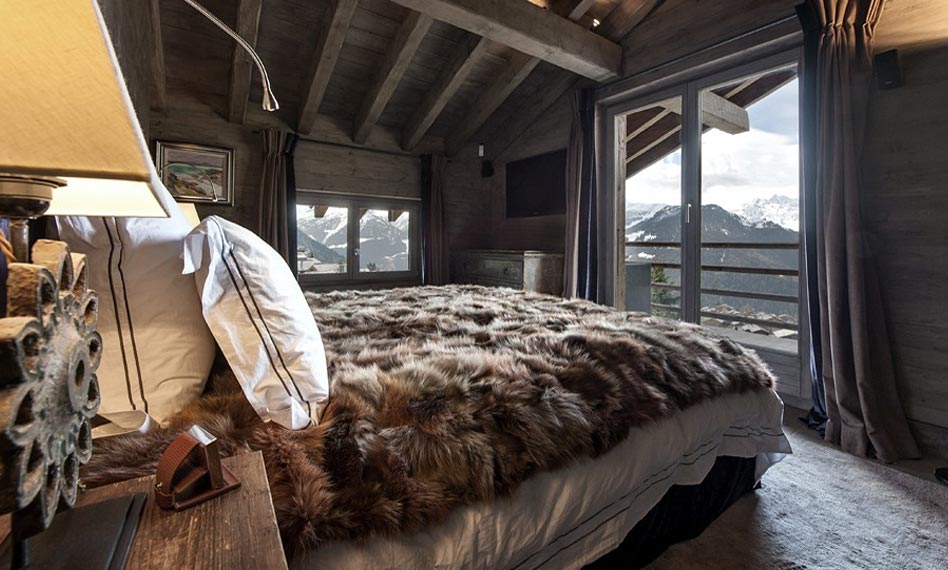 Wake up to a mountain view in a super cosy bedroom in a luxury ski chalet